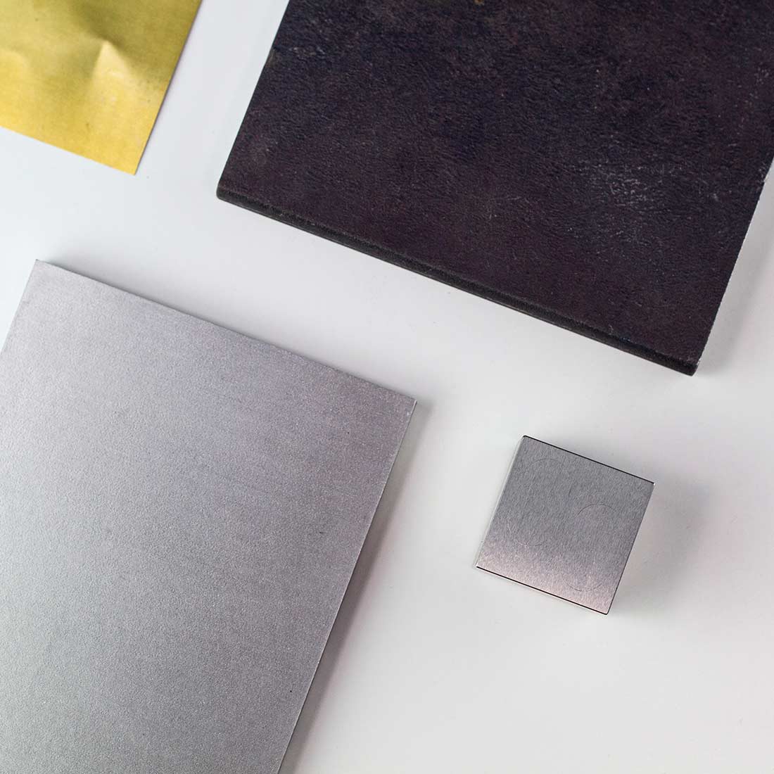 A MetMo Cube next to Raw billets of metal