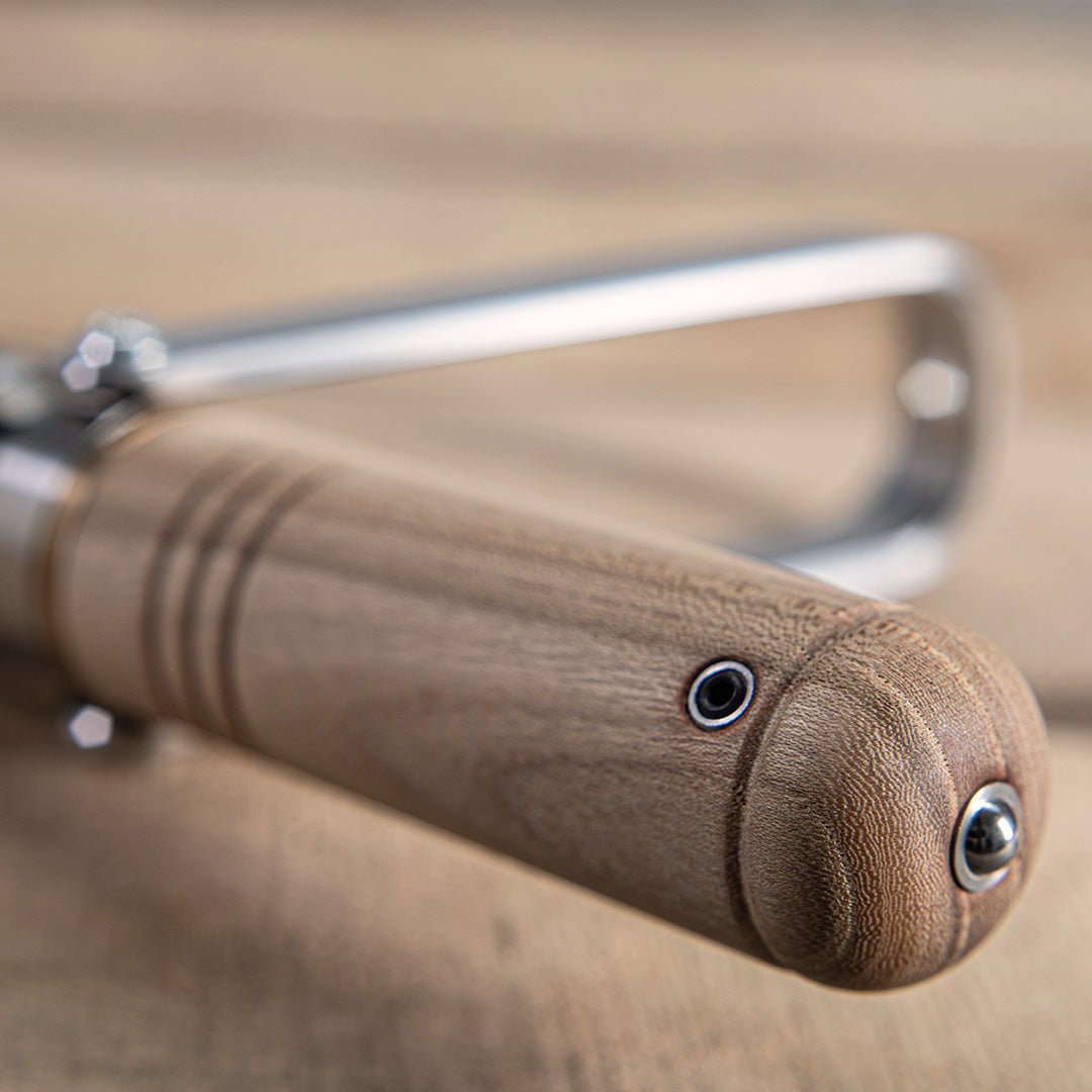 Close up of MetMo Driver's Wood handle with steel plunger