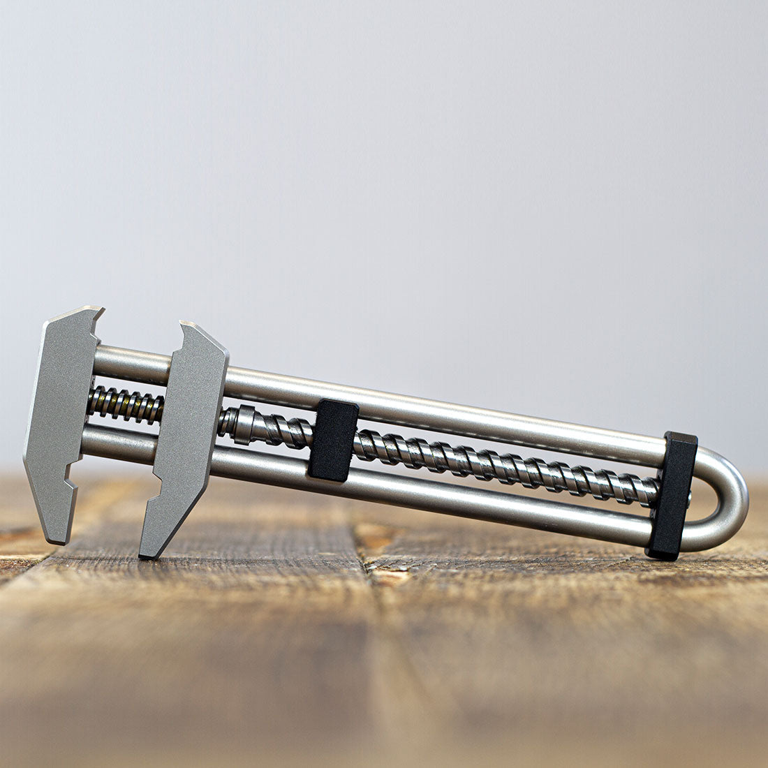 MetMo Grip on a workbench