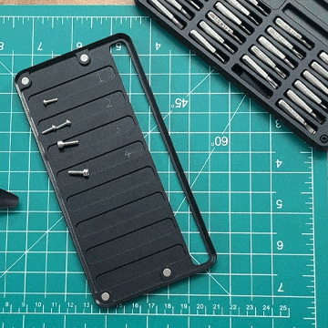 Animation of person labelling their MetMo Multi Drive Metal Case to organise their attachment pieces. 