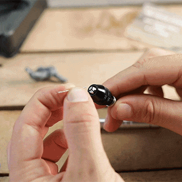 Animation of person fixing a drill bit to the MetMo Multi Driver using the MetMo Chuck Adaptor.
