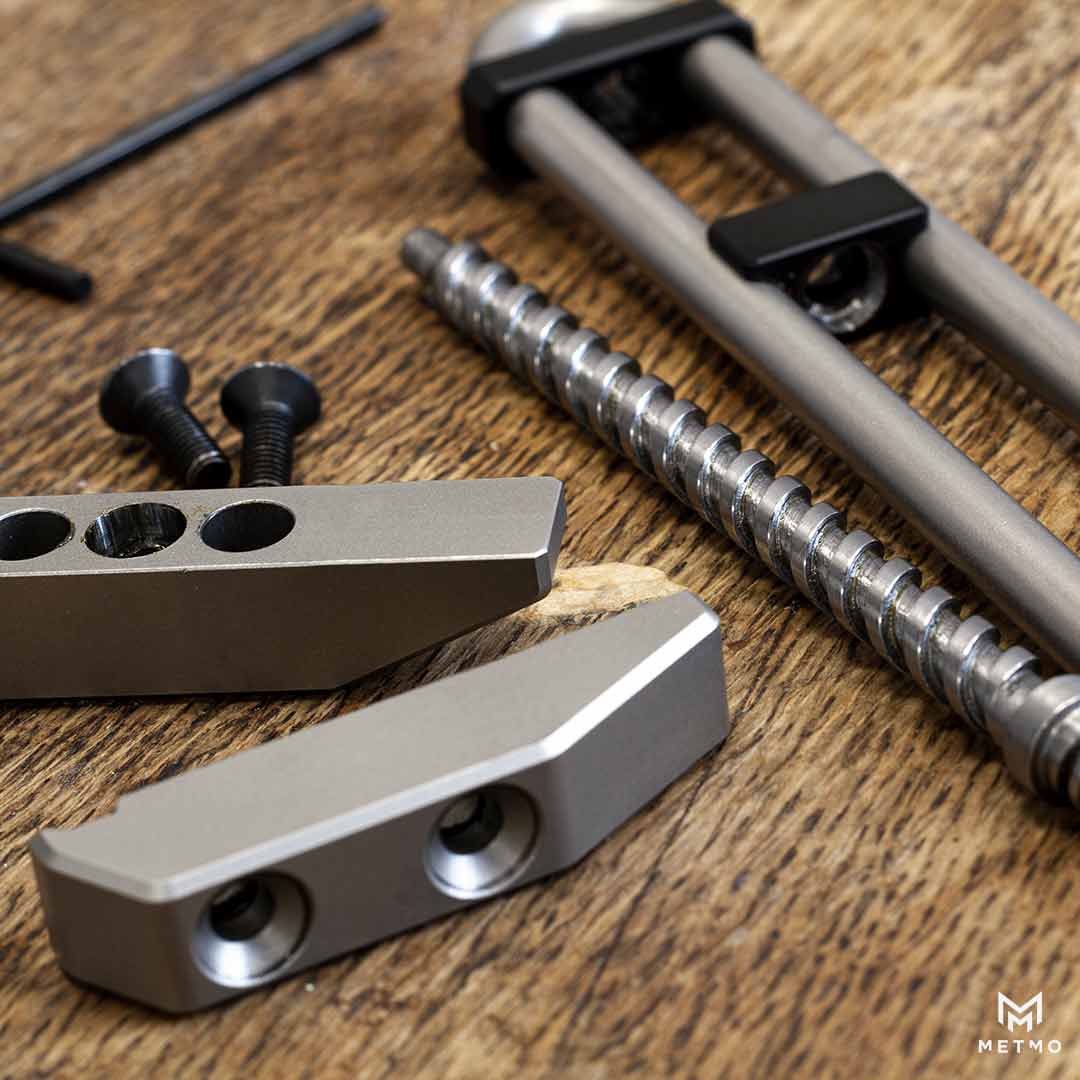 The MetMo Grip stripped down into it's component parts 