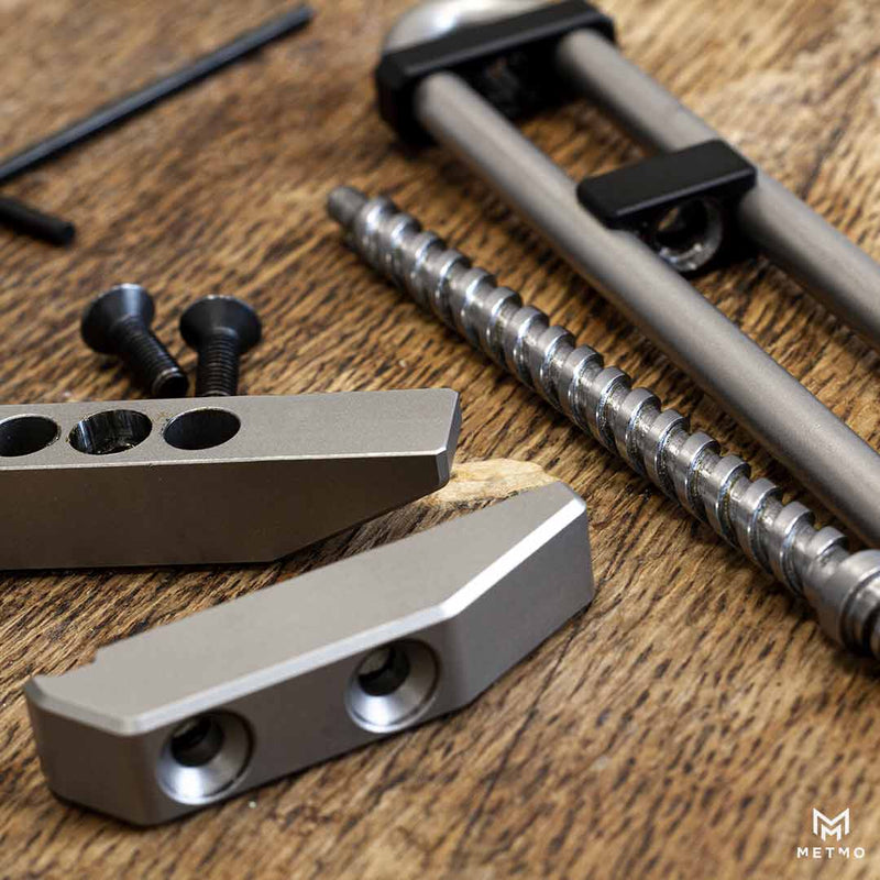 The MetMo Grip stripped down into it's component parts 