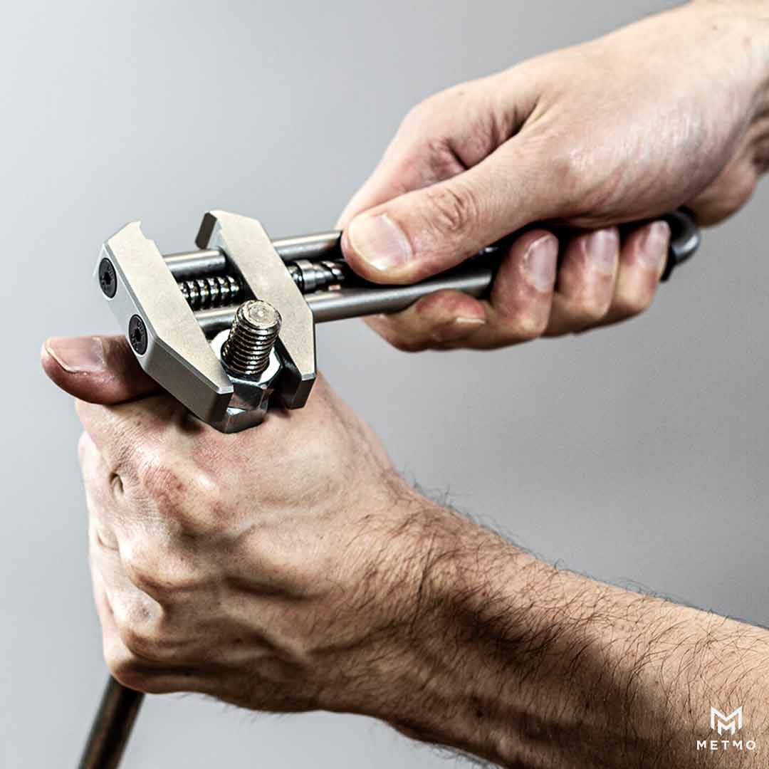 MetMo Grip, tightening nuts on a bar