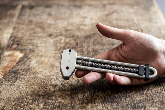 MetMo Grip tin the palm of a hand