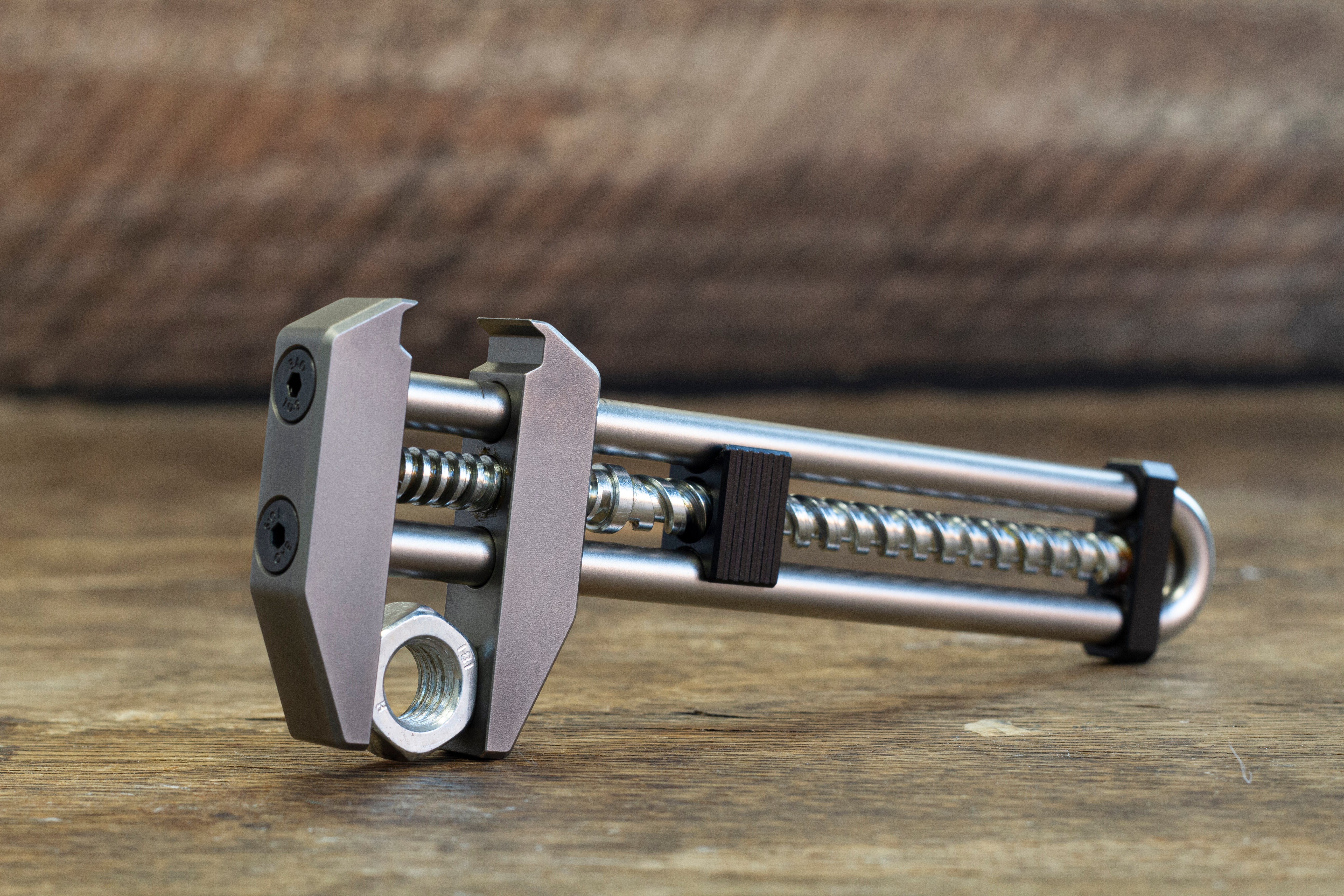 MetMo Grip clamping a nut