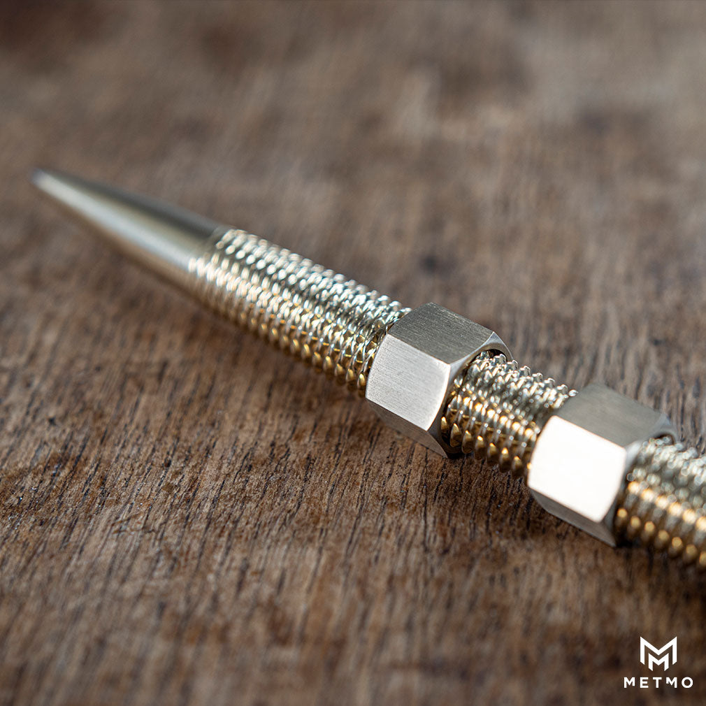 Close up of the dual thread on the metmo brass pen.