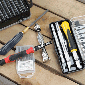 Animation of person wiping away a number of old tools and replacing with MetMo Multi Drive set with metal case.