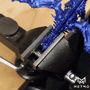 gif comparing a bench vice unable to hold a difficult shape dragon model vs metmo fractal vise securely holding for filing