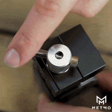 metmo fractal vice gif showing tie bar being spun with finger to close vice