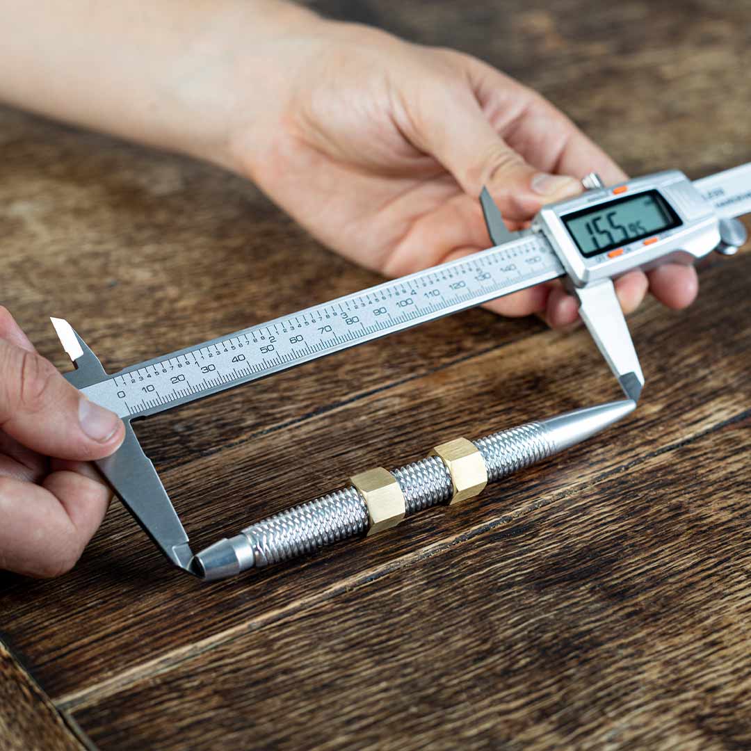MetMo Aluminium Dual threaded Pen being measured