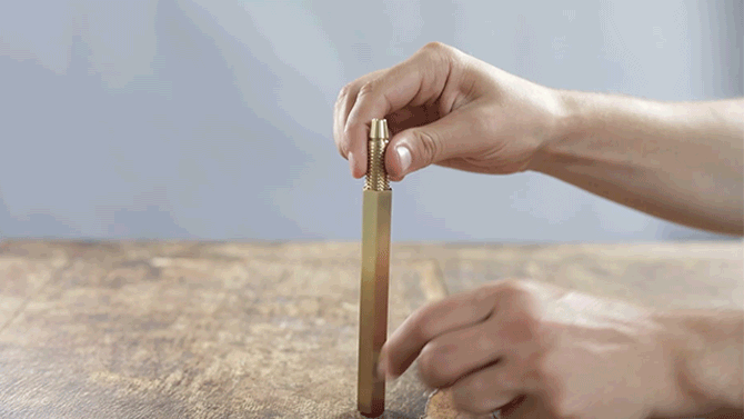 Animation of the Metmo brass pen unscrewing from the pen case.