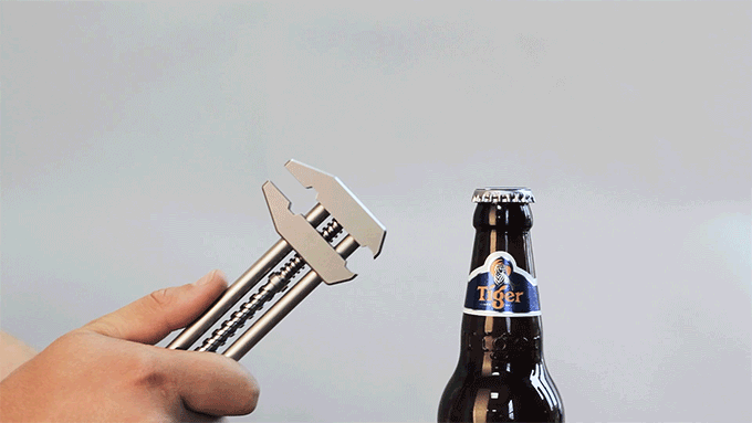 Metmo grip removing a beer bottle cap. 
